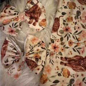 Highland cows clip bows